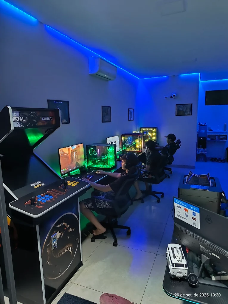 Área com fliperama e PCs gamers da Espaço Gamer