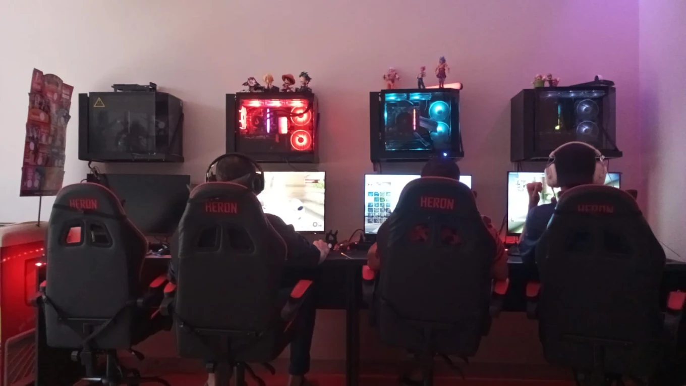 Clientes jogando nos PCs da Espaço Gamer